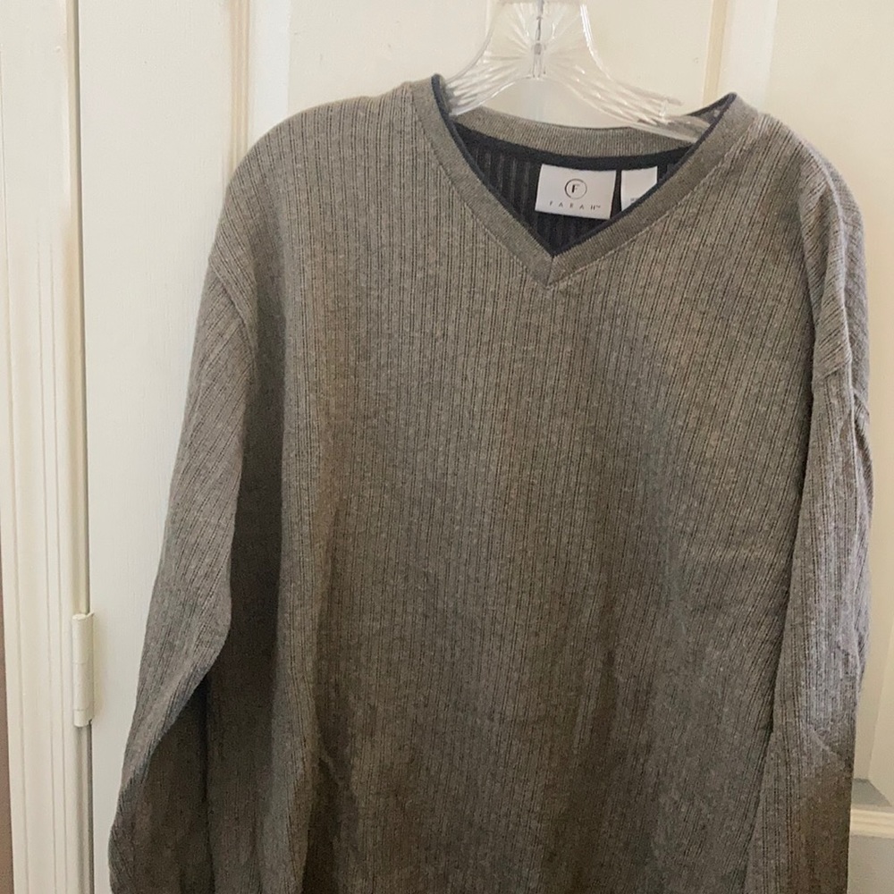 FINAL MARKDOWN Men’s farah v neck large